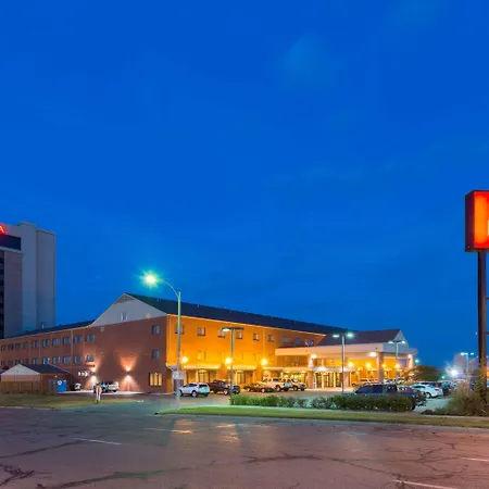 Ramada By Wyndham Topeka Downtown Hotel & Convention Center